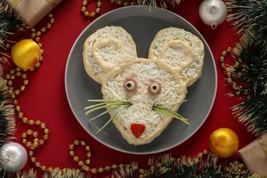 Kırmızı zemin üzerinde 2020 için şenlikli salata faresi, yeni yıl için sembolik yiyecek, yatay yönelim