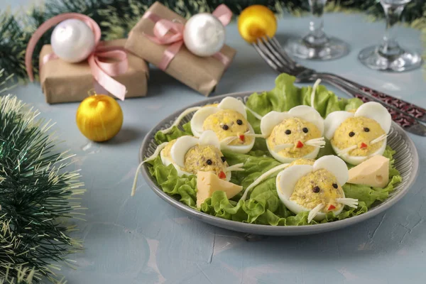Святкова закуска Миші на 2020 рік з фаршированих яєць з печінкою тріски на світло-блакитному фоні, Символічна їжа на Новий рік, горизонтальна орієнтація — стокове фото
