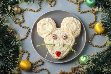 Açık mavi arka planda 2020 için Festive Salata Fare, Yeni Yıl için Sembolik Yiyecek, Yakın plan, Üst Görüş