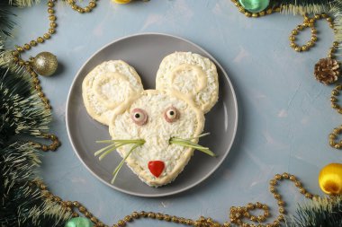 Açık mavi arka planda 2020 için şenlikli salata faresi, yeni yıl için sembolik yiyecek, üst görünüm, yatay yönelim