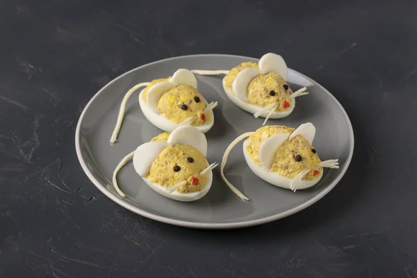 Juhlava välipala Hiiret vuodelle 2020 valmistettu täytetyistä munista, joissa on kalanmaksaa tummalla pohjalla, Symbolinen ruoka uudelle vuodelle, Lähikuva — kuvapankkivalokuva