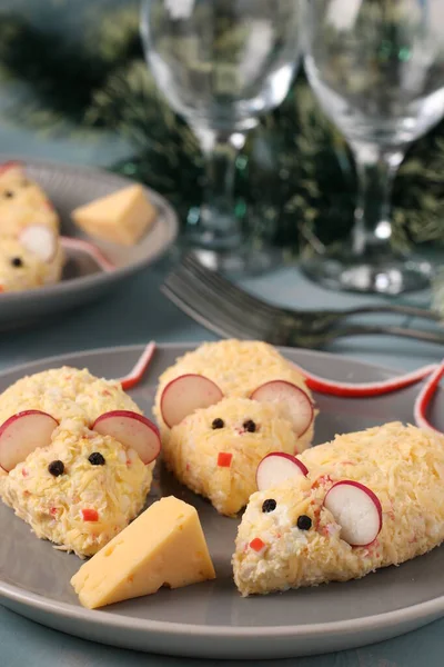 Lanche festivo Ratos para 2020 de queijo, ovos e paus de caranguejo, Comida simbólica de Ano Novo, orientação vertical — Fotografia de Stock