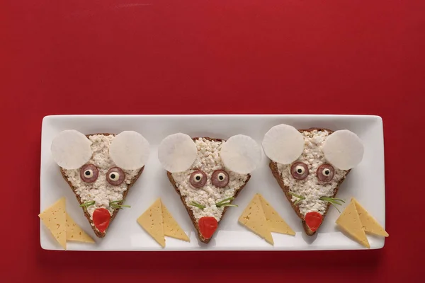 Sándwiches divertidos para niños en forma de lindos ratones con queso, huevos y palitos de cangrejo sobre fondo rojo, Vista superior, Espacio para copiar — Foto de Stock