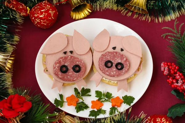 Смішні бутерброди для дітей у формі милої свині з сиром та ковбасою, ідея харчового мистецтва, вид зверху — стокове фото