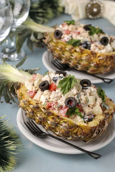 Salată festivă cu pui în jumătăți de ananas pe un fundal albastru deschis, Anul Nou, Ziua Îndrăgostiților, Cină romantică, orientare verticală — Fotografie, imagine de stoc
