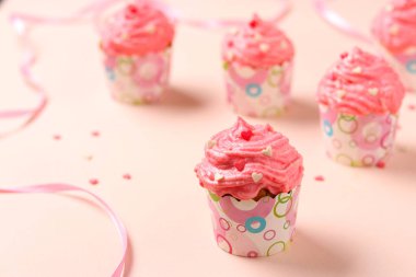 Pembe arka planda kremalı ev yapımı kekler. Sevgililer Günü, Doğum günü, 8 Mart ve Anneler Günü kavramı