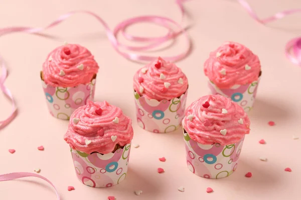 Domácí dortíky se smetanou na růžovém pozadí. Koncept na Valentýna, Narozeniny, 8. března a Den matek — Stock fotografie