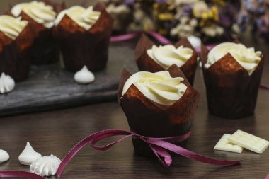 Karanlık arka planda kremalı ev yapımı kekler Sevgililer Günü, Doğum günü ve Babalar Günü kavramı.