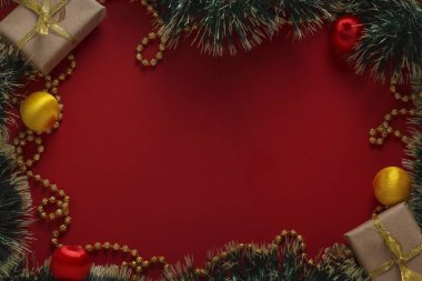 Kırmızı arka planda hediyeler ve Noel ağacı, tebrik kartı, kış tatili