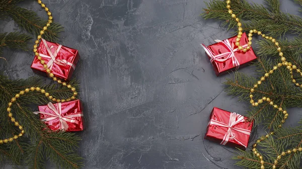 圣诞作文，红色礼物，深色背景的圣诞树，贺卡，寒假 — 图库照片