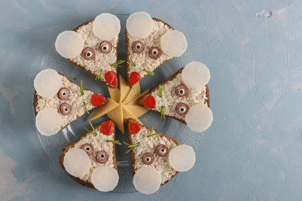 Смішні бутерброди для дітей у формі милих мишей з сиром, яйцями та крабовими паличками на світло-блакитному тлі, ідея харчового мистецтва — стокове фото