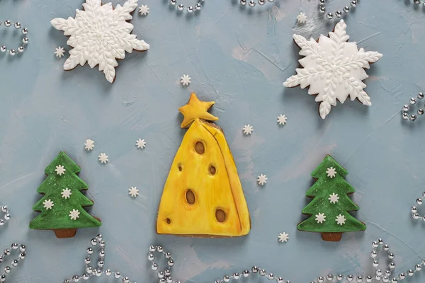 浅蓝色背景的姜饼饼干，圣诞树和雪花，俯瞰，水平方向 — 图库照片