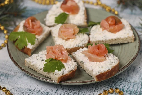 Zelfgemaakte broodjes zalm in de vorm van een roos op een bord close-up — Stockfoto