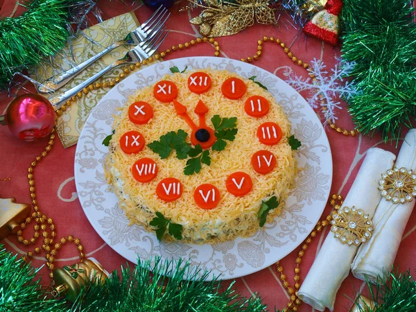 Новогодний салат "Часы", традиционный русский праздничный салат, горизонтальная ориентация — стоковое фото