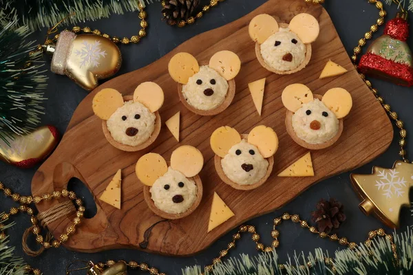 Tartlets Șoareci cu brânză pentru Anul Nou 2020 pe placă de lemn pe fundal întunecat, orientare orizontală, Closeup — Fotografie, imagine de stoc