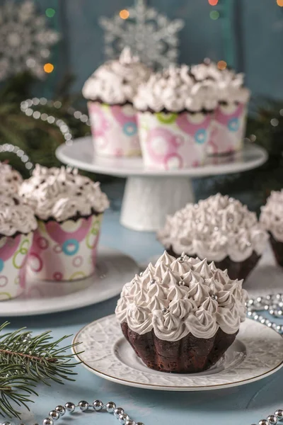 Hemlagad choklad muffins med grädde och en kopp kaffe arrangeras på en ljusblå bakgrund, vertikal orientering — Stockfoto