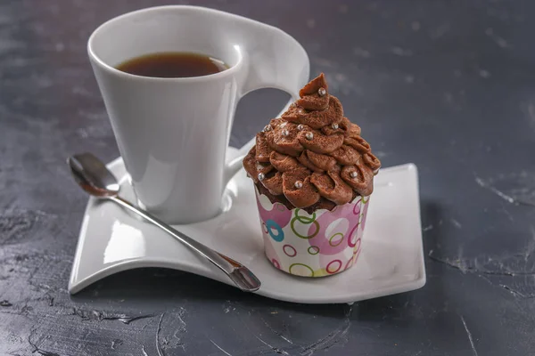 Cupcake de ciocolată de casă cu smântână și o ceașcă de cafea aranjată pe un fundal întunecat, orientare orizontală — Fotografie, imagine de stoc
