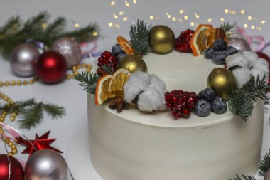 Beyaz arkaplanda Noel pastası, yatay yönelim