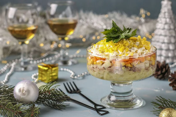 Sałatka świąteczna z rybą w puszce, jajkami, marchewką i ziemniakami, tradycyjne rosyjskie jedzenie, orientacja pozioma — Zdjęcie stockowe