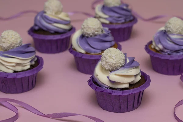 Cupcakes caseros con crema lila sobre fondo rosa, concepto para San Valentín o cumpleaños, orientación horizontal — Foto de Stock