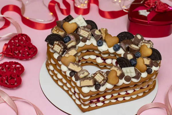 Ciasto w kształcie serca na różowym tle na Walentynki, urodziny i Dzień Matki, zbliżenie — Zdjęcie stockowe
