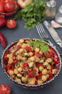 Biber ve domatesli nohut garnitürü. Protein açısından zengin bir vejetaryen yemeği.