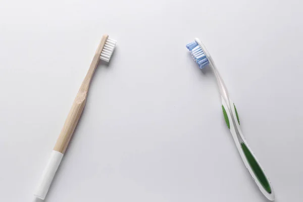 Zero waste concept, Eco wooden toothbrush vs plastic toothbrush on white background: Reduce, Reuse and Recycle concept. Flat lay, View from above — Stock Photo, Image