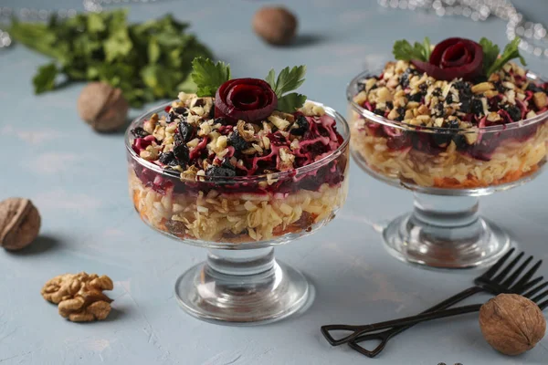 Peynirli, pancarlı ve havuçlu geleneksel Rus salatası pancar gülleri, fındıklar ve kuru eriklerle süslenmiş porsiyonlu servis, yatay yönelim. — Stok fotoğraf