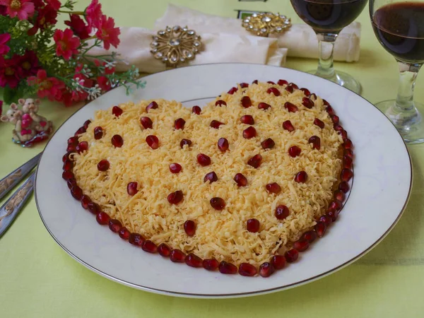 Ensalada festiva en forma de corazón, decorada con semillas de granada, la idea de decoración para el Día de San Valentín, Orientación horizontal — Foto de Stock