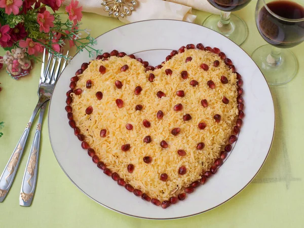 Salată festivă în formă de inimă, decorată cu semințe de rodie, ideea de decorare pentru Ziua Îndrăgostiților, Orientare orizontală, Vedere de sus — Fotografie, imagine de stoc