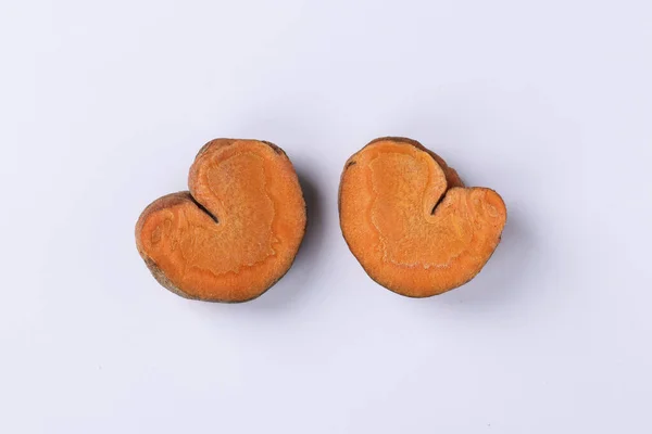 Ломтики органической моркови в форме сердец, концепция ко Дню Святого Валентина, любовная морковь, крупный план — стоковое фото