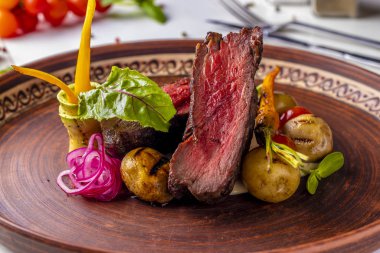 Izgara sebze ve mantarla servis edilen fileminyon, restoran yemeği.