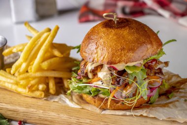 Vejetaryen taze hamburger, mantarlı ve sebzeli. Tahta üzerinde patates kızartması, sağlıklı fast food.