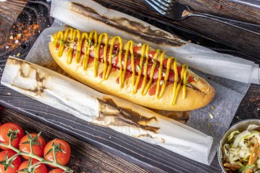 Sosisli sosisli, koyu bir arka plan, rustik tarzı, yatay yönelim karşı ahşap bir tahta üzerinde yer almaktadır