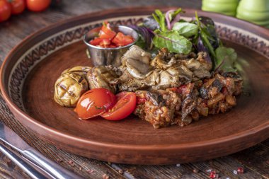 Sebze ve domates soslu mantar garnitürü, vejetaryen yemeği, restoran yemeği, yatay oryantasyon.