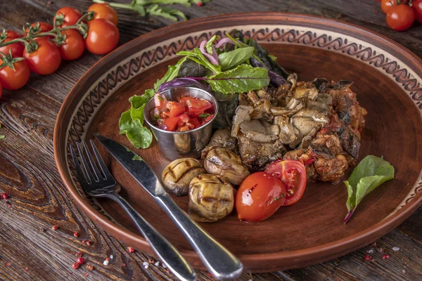 Garnitură de ciuperci cu salsa de legume și roșii, mâncare vegetariană, mâncare de restaurant, orientare orizontală — Fotografie, imagine de stoc