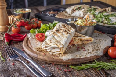 Izgara vejetaryen shawarma ve pide ekmeği, restoran yemeği, yatay oryantasyon