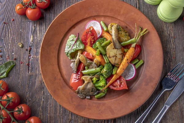 Vegetarisches Essen, Beilage aus gebackenem Gemüse und Champignons, Restaurantgericht, horizontale Ausrichtung, Draufsicht — Stockfoto