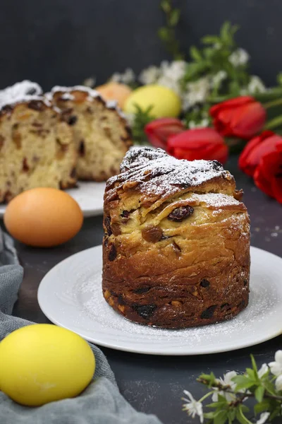 Tort de Paști Cruffin și ouă colorate pe un fundal întunecat, Conceptul sărbătorii ortodoxe de primăvară, Orientare verticală — Fotografie, imagine de stoc