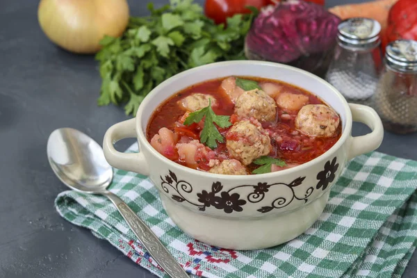 Суп с фрикадельками и овощами в миске на темном фоне — стоковое фото