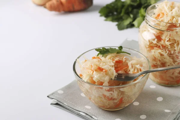 Mâncare fermentată, varză de casă cu morcovi într-un castron și borcan pe fundal alb — Fotografie, imagine de stoc