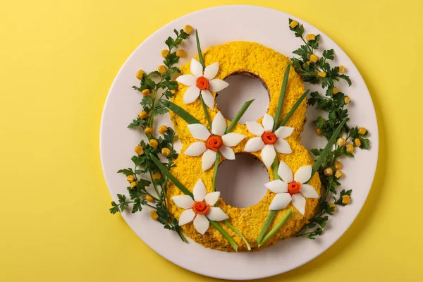 Salată festivă sub forma numărului 8, Ziua Internațională a Femeii, vedere de top — Fotografie, imagine de stoc