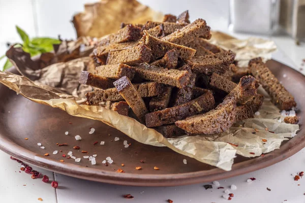 Croûtons Pain Seigle Dans Une Assiette Apéritif Pour Salades Soupes — Photo