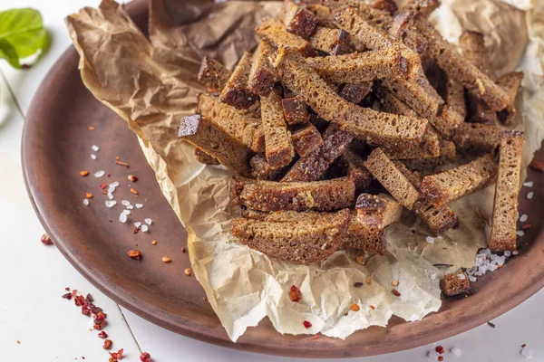 Rye bread croutons on a plate, appetizer for salads, soups or beer, Closeup, Top view — Stock Image Rye Bread Croutons Plate Appetizer Salads Soups Beer Closeup Top Stock Photo
