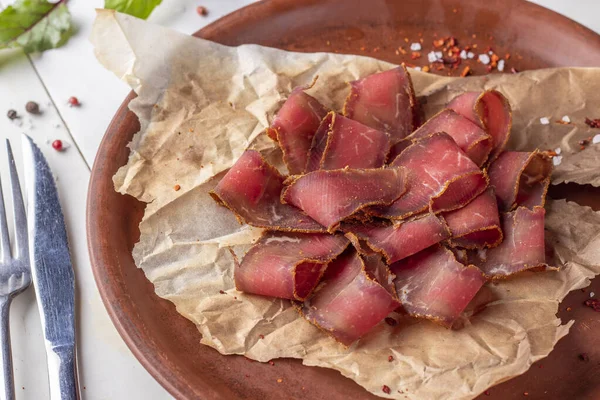Basturma - kurutulmuş et, yakın plan tabakta bira için meze.