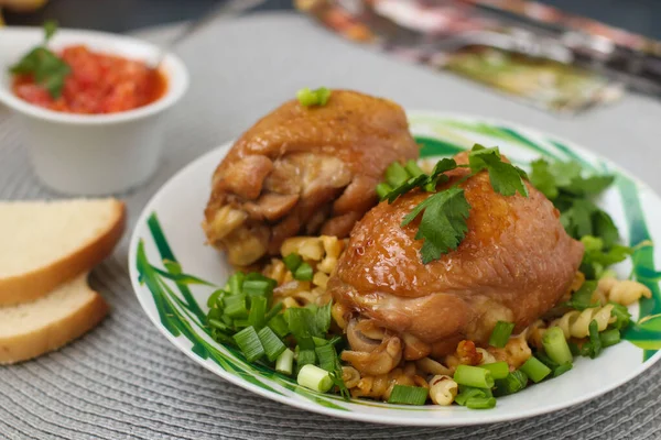 Coxas Frango Com Especiarias Molho Soja Cebola Verde Acompanhamento Fundo — Fotografia de Stock