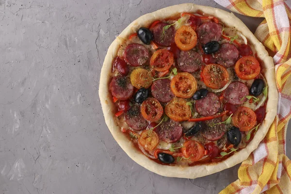Pizza Cârnați Roșii Mozzarella Măsline Negre Fundal Gri Vedere Sus — Fotografie, imagine de stoc