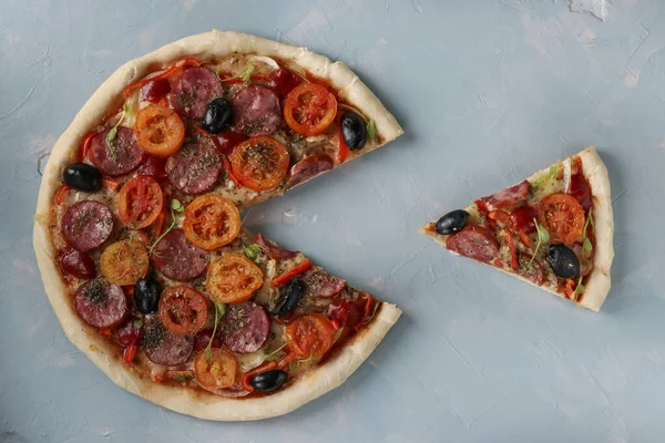 Pizza cu o bucată tăiată pe un fundal albastru deschis, Closeup — Fotografie, imagine de stoc