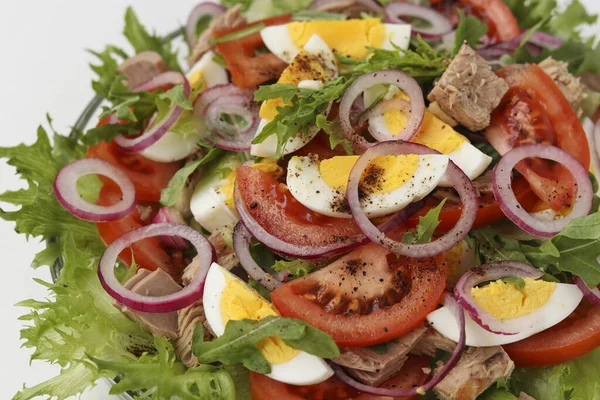 Salată Sănătoasă Ton Conservat Roșii Ouă Arugula Ceapă Roșie Microverdeață — Fotografie, imagine de stoc