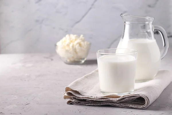 Kefir Oder Ayran Fermentiertes Getränk Glas Und Krug Sowie Quark — Stockfoto